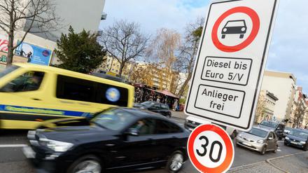 An einigen Berliner Straßenabschnitten dürfen alte Diesel nicht mehr fahren.
