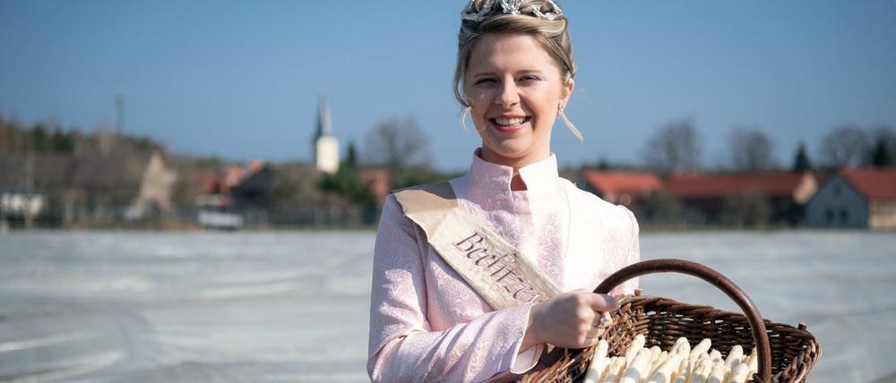 Die 20-jährige Spargelkönigin Gina-Luise Schrey präsentiert zum offiziellen Saisonstart den ersten Beelitzer Spargel.