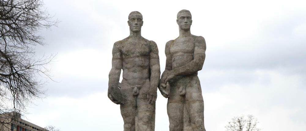 Karl Albikers martialische Statuen "Diskuswerfer und Staffettenläufer" am Olympiastadion in Berlin-Westend.