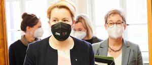 Franziska Giffey (SPD), Regierende Bürgermeisterin von Berlin, und Ulrike Gote (Bündnis 90/Die Grünen), Gesundheitssenatorin von Berlin, kommen zur Pressekonferenz nach einer Sitzung des Berliner Senats.