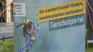Ein Großplakat der Tierschutzpartei in Berlin.