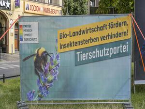 Ein Großplakat der Tierschutzpartei in Berlin, die bei den Wahlen am vergangenen Sonntag auf 2,2 Prozent kam.