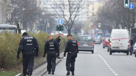 Polizisten suchen nach Spuren. Bei einer Verkehrskontrolle in Berlin-Neukölln ist im Dezember ein Polizist angefahren und verletzt worden.