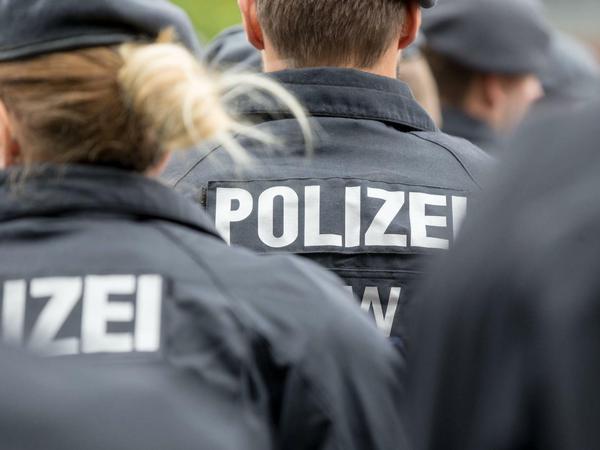 Polizisten einer Einsatzhundertschaft - die Polizei in NRW wird von einem Rechtsextremismus-Skandal erschüttert. 