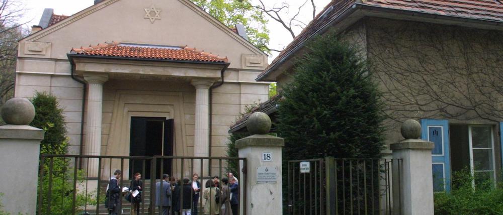 Auf die Trauerhalle des Jüdischen Friedhofs in Potsdam wurde 2001 ein Brandanschlag verübt. 