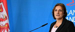 Bildungsministerin Britta Ernst (SPD) startet neues Schulinvestitionsprogramm 