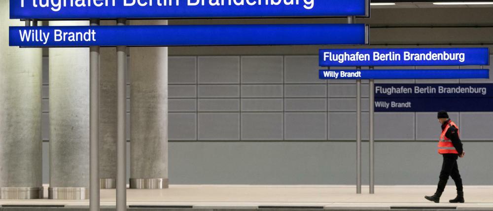 Ein Mitarbeiter der Deutschen Bahn geht auf einem Bahnsteig des Bahnhofes des künftigen Flughafens Berlin Brandenburg. Gleise und Bahnanlagen sind nach Angaben der Deutschen Bahn startklar für den Betrieb. 