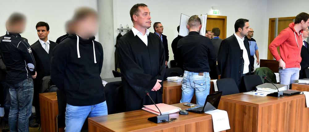 In Potsdam begann Donnerstag der Prozess gegen die sechs Angeklagten wegen schwerer Brandstiftung mit ausländerfeindlichem Hintergrund. 