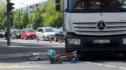 Zu spät. Unfälle beim Rechtsabbiegen sind vermeidbar - sagen die Interessensvertretungen der Radler und Transportbranche.