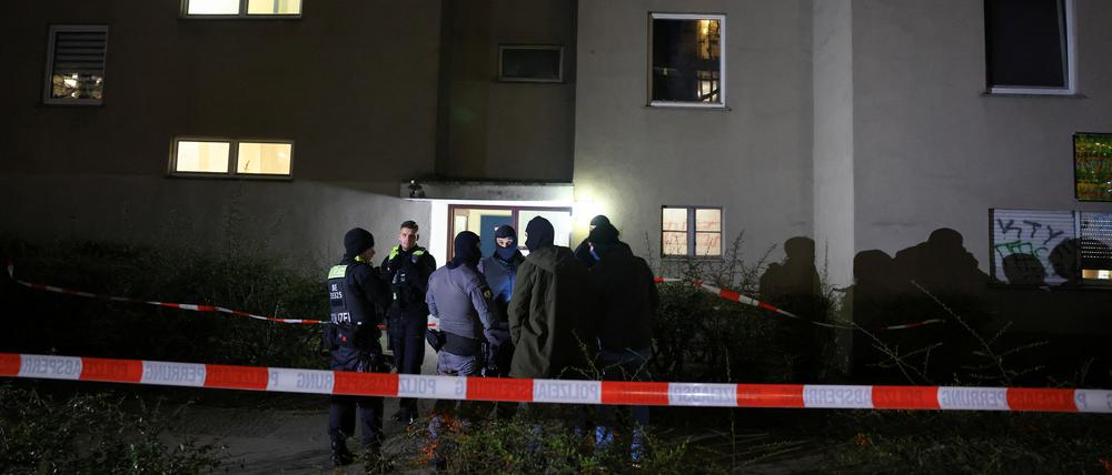 Polizisten bewachen den Eingang des Gebäudes in Kreuzberg, in dem Daniela Klette unter falschem Namen lebte.