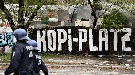 Am Freitagmittag hat die Polizei mit schwerem Gerät das linke Wagencamp „Köpi-Platz“ geräumt. 