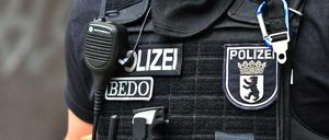 Ein Polizeibeamter bei einer Razzia im Kampf gegen die organisierte Kriminalität in Neukölln. 