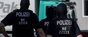 Polizisten gehen in Tempelhof vor einem Gebäude an der Colditzstraße über die Straße. 250 Einsatzkräfte der Berliner Polizei hatten im Juni 2020 insgesamt drei Objekte durchsucht, darunter eine Moschee. Es ging dabei um den Verdacht auf Subventionsbetrug in Zusammenhang mit Corona-Soforthilfen.