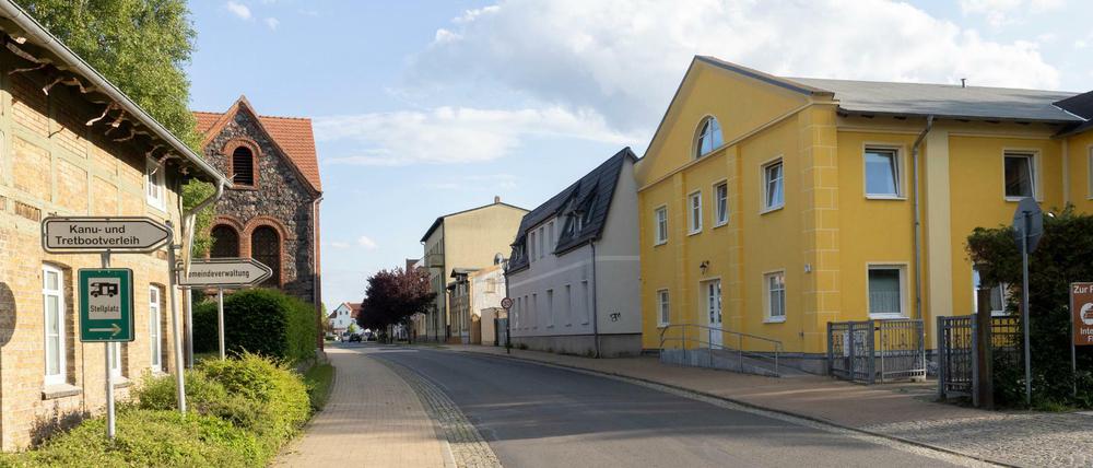 Im brandenburgischen Finowfurt durchsuchten die Ermittler das Haus und die Kleingartenanlage eines Verdächtigen. 