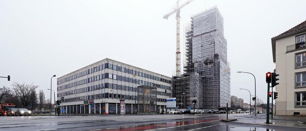 Das Rechenzentrum und die Baustelle des Garnisonkirchturms in Potsdam.