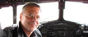 Einfach in die Ferne sehnen. Sänger Reinhard Mey im Cockpit eines „Rosinenbombers“ aus Luftbrückenzeiten.