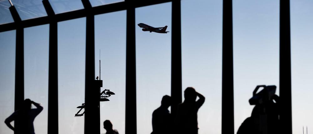 Nicht, dass hier jemand absperrt: Blick auf die Besucherterrasse des Hauptstadtflughafens BER.