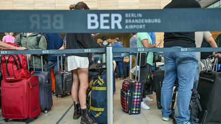 Personalengpässe insbesondere bei den Bodenverkehrsdienstleistern sorgen für Hunderte gestrandete Koffer am Flughafen BER.