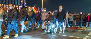 Überall in Deutschland versammelten sich in den vergangenen Woche kleine und größere Gruppen zu Protesten gegen die Corona-Maßnahmen.