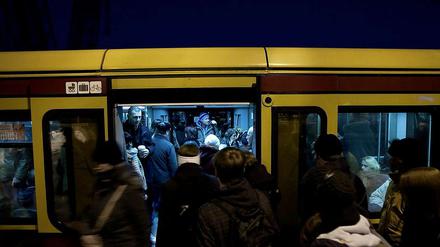 Platzangst in der S-Bahn: Diese Verhältnisse werden sich so schnell nicht ändern, soviel ist nun sicher. 