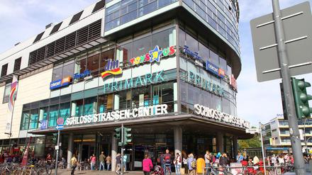 Das kleinste der vier Einkaufszentren. Genau genommen befindet sich das „Schloss-Strassen-Center“ am Walther-Schreiber-Platz. Früher stand dort ein Hertie-Kaufhaus.