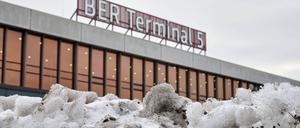 Schnee vor dem Terminal 5 des Flughafens Berlin-Brandenburg Willy Brandt