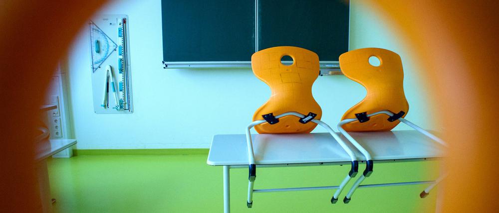Viele Stühle in Berlins Schulen bleiben wegen der Krankheitswelle leer.