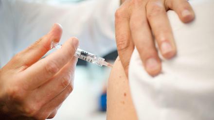 Die Regierungsfraktionen im Abgeordnetenhaus fordern eine Freigabe der Impf-Lizenz.