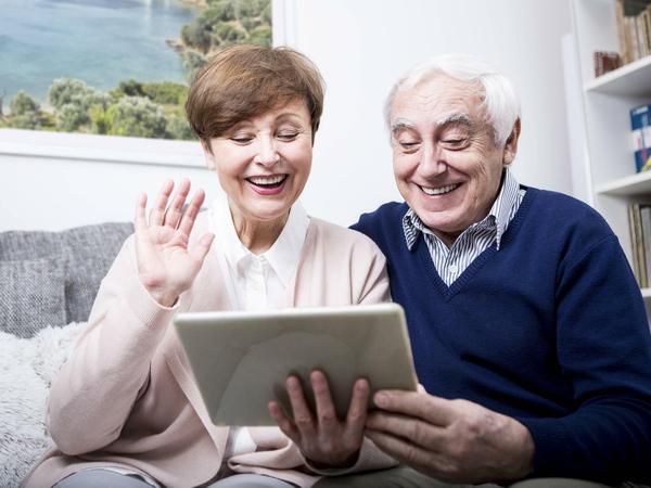Tablet und Videochat sind derzeit oft die persönlichste Verbindung zu Eltern und Großeltern (Symbolbild).