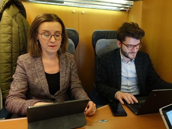 Arbeiten im Zug: Auf der Heimfahrt von Halle nach Berlin geht Sigrid Nikutta mit ihrem persönlichen Referenten Akten durch. 