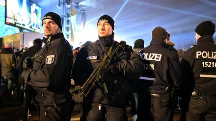 Polizisten in der Silvesternacht am Brandenburger Tor auf der Festmeile. 