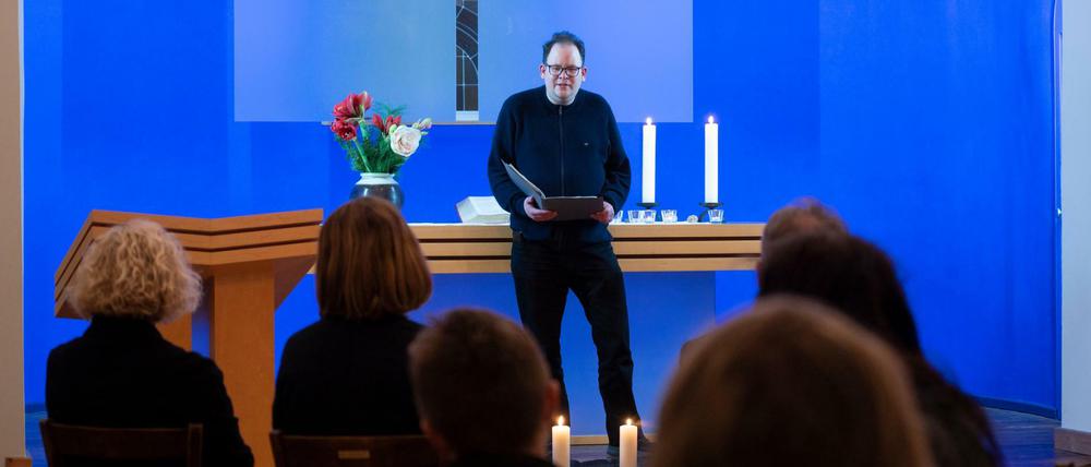 Ein Raum für Anteilnahme: Pfarrer Boris Witt bei der Gedenkfeier für die getötete Familie in Königs Wusterhausen.