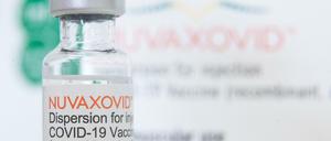 Eine Ampulle mit dem Impfstoff Nuvaxovid, der seit dem 28. Februar nun auch in Berlin verimpft wird.