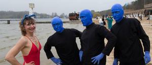 Die Blue Man Group ist beim Anbaden im Strandbad Wannsee aufgetreten.