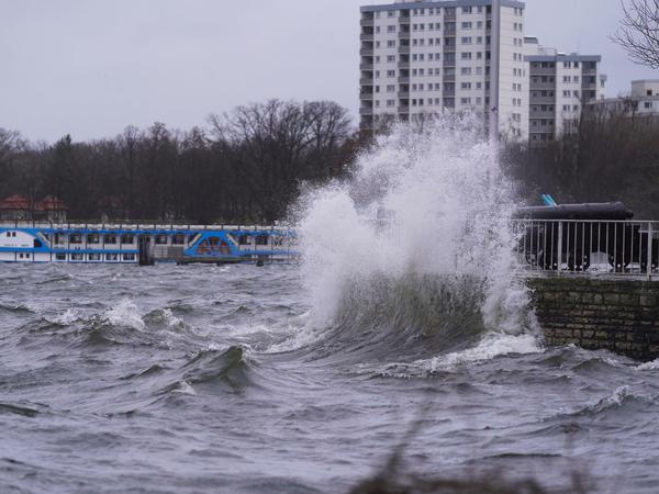 Sturmflut nach Berliner Art: Meterhoch schlagen die Wellen am Tegeler See gegen die Greenwichpromenade.