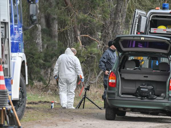Kriminaltechniker sichern Spuren auf dem Boden an einem Waldgebiet im Landkreis Oder-Spree im Fall der vermissten Rebecca.
