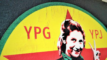 Die Symbole der YPG und deren Frauenbrigaden YPJ sind in Syrien verbreitet.