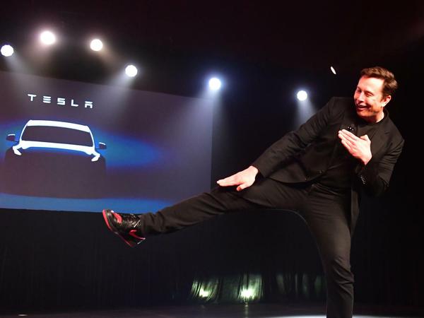 Tesla-Chef Elon Musk macht bei der Vorstellung des neuen Models Y Faxen. 