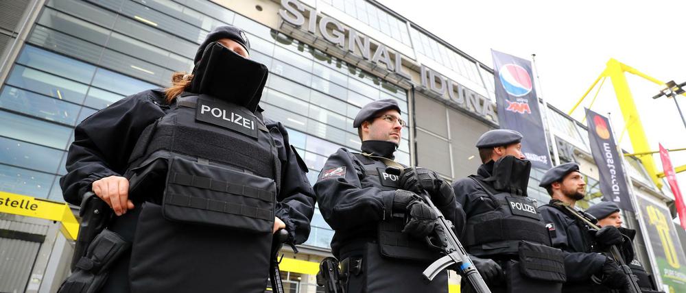 Sicherheitskräfte vor dem Stadion in Dortmund. 
