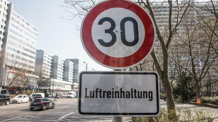 Tempo-30-Schild an der Leipziger Straße in Berlin-Mitte.