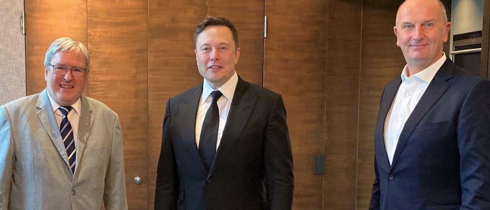 Anfang September traf sich Tesla-Chef Elon Musk (Mitte) mit Ministerpräsident Dietmar Woidke (rechts) und Wirtschaftsminister Jörg Steinbach (beide SPD).