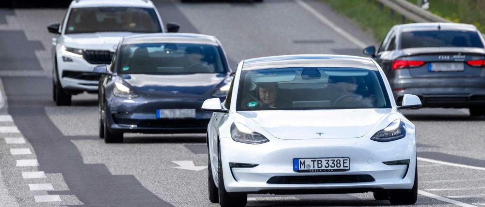 Im kleinen weißen Tesla kommt der Firmenchef nach Grünheide.