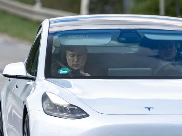 Einer der reichsten Männer der Erde: Tesla-Chef Elon Musk beim Besuch in Grünheide.