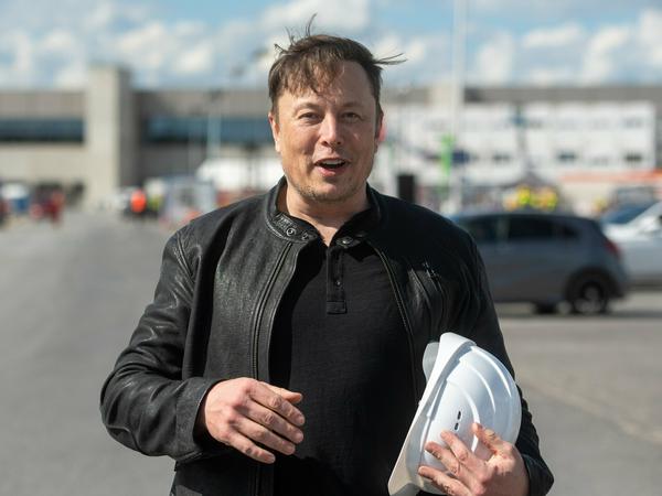 Elon Musk bei seinem Besuch auf der Baustelle im Mai.