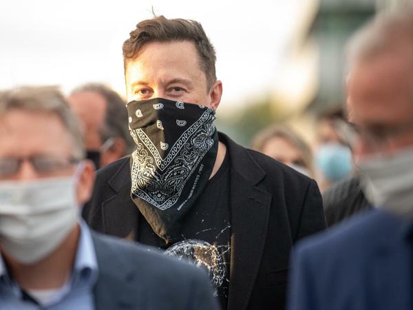 Mit Maske: Elon Musk zu Besuch in Tübingen.