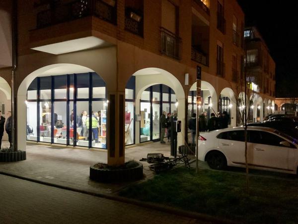 Der Netzwerkladen am Marktplatz in Grünheide. Hier will Tesla bis zum 4. Februar Fragen beantworten (lassen).
