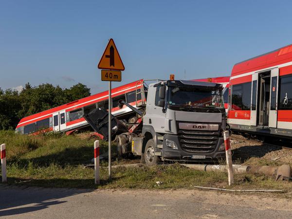 Der Zug nach Berlin stieß am Donnerstagmorgen an einem Bahnübergang in dem Dorf Kolbaskowo mit einem Lastwagen zusammen.