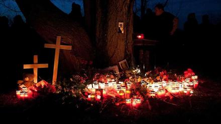 Unzählige Kerzen und zwei Kreuze für die Mutter und ihr ungeborenes Kind: Trauer am Seeufer in Hohenschönhausen