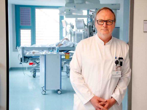 Oberarzt Hans-Joachim Janssen vom Unfallkrankenhaus Marzahn tauscht sich täglich mit Kollegen der Charité aus.