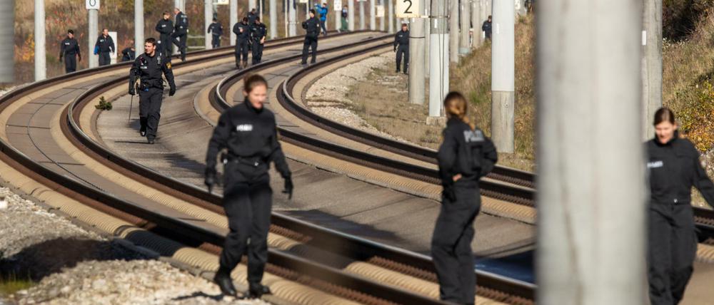 Polizisten suchen auf der ICE-Strecke zwischen Nürnberg und München die Schienen ab. 
